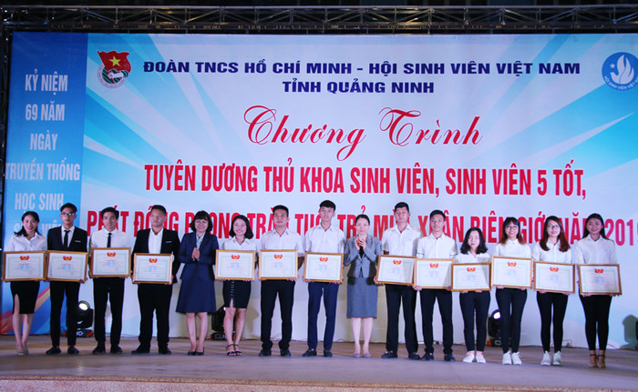 Các sinh viên 5 tốt được tuyên dương (Ảnh: CTV) Các sinh viên 5 tốt được tuyên dương (Ảnh: CTV)