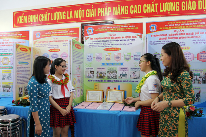 Học sinh Trường Trung học cơ sở Lương Khánh Thiện thuyết trình về dự án khoa học kỹ thuật tham dự cuộc thi (Ảnh: Lã Tiến) Học sinh Trường Trung học cơ sở Lương Khánh Thiện thuyết trình về dự án khoa học kỹ thuật tham dự cuộc thi (Ảnh: Lã Tiến)