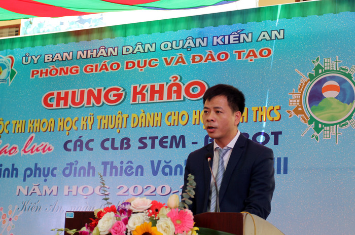 Ông Vũ Xuân Phúc, Trưởng phòng Giáo dục và Đào tạo quận Kiến An (Hải Phòng) phát biểu tại cuộc thi (Ảnh: Lã Tiến) Ông Vũ Xuân Phúc, Trưởng phòng Giáo dục và Đào tạo quận Kiến An (Hải Phòng) phát biểu tại cuộc thi (Ảnh: Lã Tiến)