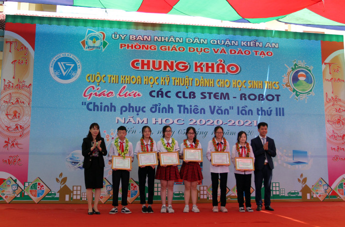 Lãnh đạo quận Kiến An, Phòng Giáo dục và Đào tạo quận trao giải cho các đội thi (Ảnh: Lã Tiến) Lãnh đạo quận Kiến An, Phòng Giáo dục và Đào tạo quận trao giải cho các đội thi (Ảnh: Lã Tiến)