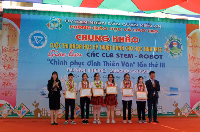 Lãnh đạo quận Kiến An, Phòng Giáo dục và Đào tạo quận trao giải cho các đội thi (Ảnh: Lã Tiến)