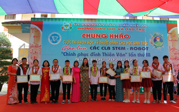 Cô và trò Trường Trung học cơ sở Lương Khánh Thiện tham dự cuộc thi năm nay (ảnh: Lã Tiến) Cô và trò Trường Trung học cơ sở Lương Khánh Thiện tham dự cuộc thi năm nay (ảnh: Lã Tiến)