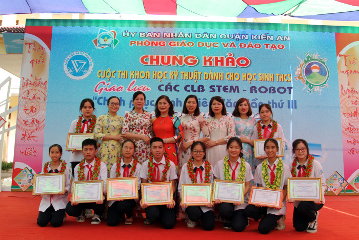 Cô và trò Trường Trung học cơ sở Trần Phú tham dự cuộc thi năm nay (ảnh: Lã Tiến) Cô và trò Trường Trung học cơ sở Trần Phú tham dự cuộc thi năm nay (ảnh: Lã Tiến)