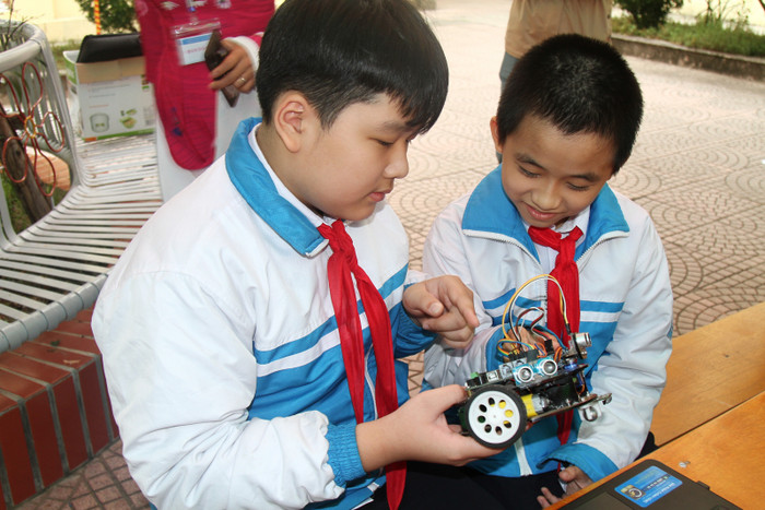 Đội Nam Hà 3 kiểm tra lại sản phẩm robot để tham gia cuộc thi (Ảnh: CTV) Đội Nam Hà 3 kiểm tra lại sản phẩm robot để tham gia cuộc thi (Ảnh: CTV)