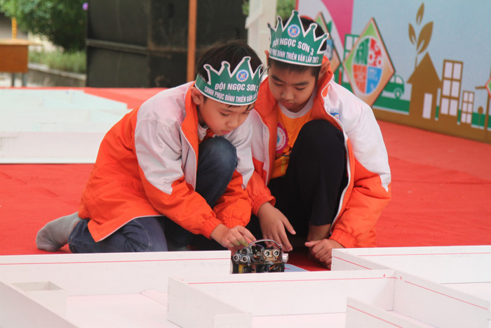 Đội Ngọc Sơn điều khiển robot (Ảnh: CTV) Đội Ngọc Sơn điều khiển robot (Ảnh: CTV)