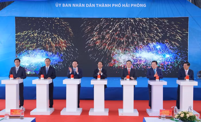 Các đại biểu nhấn nút khởi công dự án xây dựng cầu Bến Rừng (Ảnh: CTV)