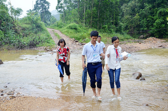 Thầy giáo Đặng Ngọc Lĩnh cùng thầy, cô nhà trường, nhiều lần phải vượt suối đưa học sinh Lý Thị Vân về nhà. (Ảnh: CTV) Thầy giáo Đặng Ngọc Lĩnh cùng thầy, cô nhà trường, nhiều lần phải vượt suối đưa học sinh Lý Thị Vân về nhà. (Ảnh: CTV)