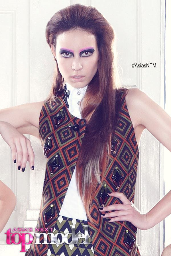 Sofia của nhóm 2, cô đã về sau Thùy Trang khi để tuột mất chiến thắng trong phần thử thách và gặp gỡ với NTK Thomas Wee. Các thí sinh trong phần chụp hình lần này được mặc trang phục trong BST của hãng thời trang Prada. Sofia của nhóm 2, cô đã về sau Thùy Trang khi để tuột mất chiến thắng trong phần thử thách và gặp gỡ với NTK Thomas Wee. Các thí sinh trong phần chụp hình lần này được mặc trang phục trong BST của hãng thời trang Prada.