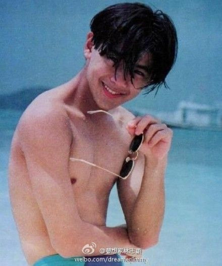 Hình ảnh bán nude của Lâm Chí Dĩnh.