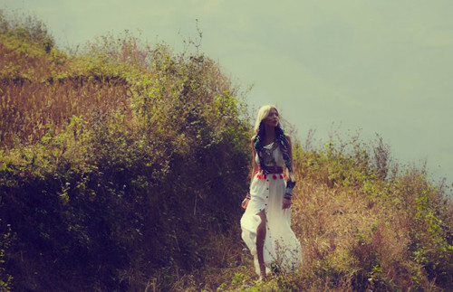 Diện style váy retro, người mẫu quốc tế mang vẻ đẹp hoang dại, đầy cuốn hút giữa vạt cây khô, đang phơi mình trước nắng. (Ảnh: tiin) Xem thêm: Mix đồ cho quý cô công sở/ Diện sơ mi đẹp như Thanh Hằng. Diện style váy retro, người mẫu quốc tế mang vẻ đẹp hoang dại, đầy cuốn hút giữa vạt cây khô, đang phơi mình trước nắng. (Ảnh: tiin) Xem thêm: Mix đồ cho quý cô công sở/ Diện sơ mi đẹp như Thanh Hằng.