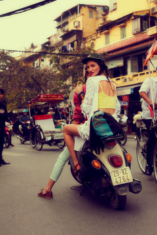 Người đẹp diện style "chẳng giống ai" tự tin "lượn xe" trên phố. (Ảnh: tiin) Xem thêm: Mix đồ cho quý cô công sở/ Diện sơ mi đẹp như Thanh Hằng. Người đẹp diện style "chẳng giống ai" tự tin "lượn xe" trên phố. (Ảnh: tiin) Xem thêm: Mix đồ cho quý cô công sở/ Diện sơ mi đẹp như Thanh Hằng.