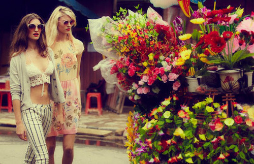 Diện đồ sành điệu, các người mẫu thỏa sức ngắm nghía và tạo dáng giữa phố phường Việt Nam. (Ảnh: tiin) Xem thêm: Mix đồ cho quý cô công sở/ Diện sơ mi đẹp như Thanh Hằng. Diện đồ sành điệu, các người mẫu thỏa sức ngắm nghía và tạo dáng giữa phố phường Việt Nam. (Ảnh: tiin) Xem thêm: Mix đồ cho quý cô công sở/ Diện sơ mi đẹp như Thanh Hằng.