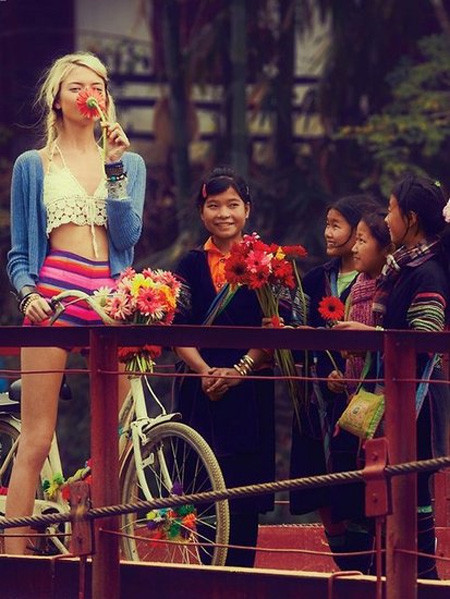 Vô tư chụp hình cùng trẻ em Tây Nguyên. Vẻ trong sáng, hồn nhiển ẩn hiện nơi khóe mắt. (Ảnh: tiin) Xem thêm: Mix đồ cho quý cô công sở/ Diện sơ mi đẹp như Thanh Hằng. Vô tư chụp hình cùng trẻ em Tây Nguyên. Vẻ trong sáng, hồn nhiển ẩn hiện nơi khóe mắt. (Ảnh: tiin) Xem thêm: Mix đồ cho quý cô công sở/ Diện sơ mi đẹp như Thanh Hằng.