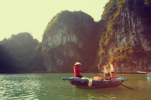 Hạ Long với vẻ đẹp thiên đường mê hoặc lòng người. (Ảnh: tiin) Xem thêm: Mix đồ cho quý cô công sở/ Diện sơ mi đẹp như Thanh Hằng. Hạ Long với vẻ đẹp thiên đường mê hoặc lòng người. (Ảnh: tiin) Xem thêm: Mix đồ cho quý cô công sở/ Diện sơ mi đẹp như Thanh Hằng.