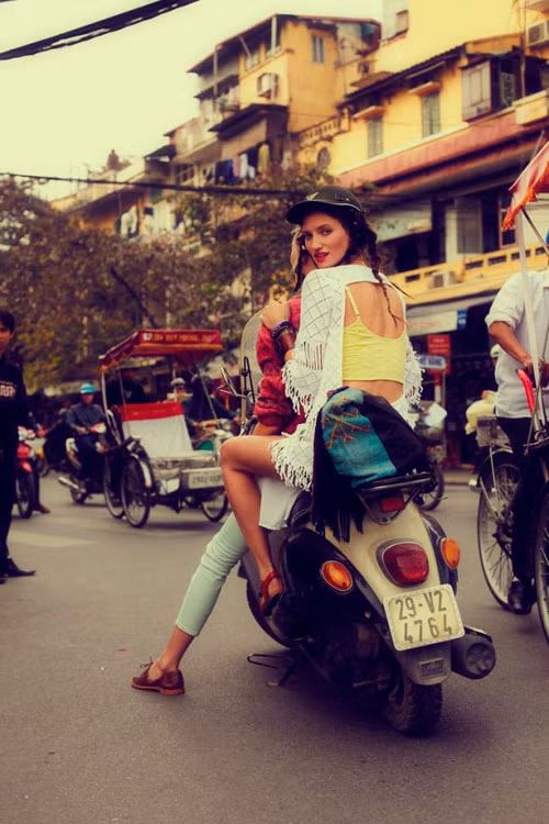 Người đẹp diện style "chẳng giống ai" tự tin "lượn xe" trên phố. (Ảnh: tiin) Xem thêm: Mix đồ cho quý cô công sở/ Diện sơ mi đẹp như Thanh Hằng. Người đẹp diện style "chẳng giống ai" tự tin "lượn xe" trên phố. (Ảnh: tiin) Xem thêm: Mix đồ cho quý cô công sở/ Diện sơ mi đẹp như Thanh Hằng.