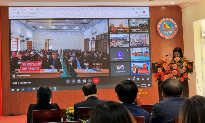 Phó Hiệu trưởng trường Trung học cơ sở Lưu Kiếm (huyện Thủy Nguyên, Hải Phòng) đưa ra nhận xét về tiết dạy minh họa (Ảnh: Phương Linh) Phó Hiệu trưởng trường Trung học cơ sở Lưu Kiếm (huyện Thủy Nguyên, Hải Phòng) đưa ra nhận xét về tiết dạy minh họa (Ảnh: Phương Linh)