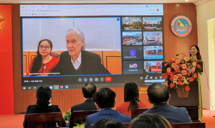 Nhạc sĩ Hoàng Long - Tổng Chủ biên môn Âm nhạc 6, bộ sách Kết nối tri thức và cuộc sống giải đáp ý kiến của giáo viên (Ảnh: Phương Linh) Nhạc sĩ Hoàng Long - Tổng Chủ biên môn Âm nhạc 6, bộ sách Kết nối tri thức và cuộc sống giải đáp ý kiến của giáo viên (Ảnh: Phương Linh)