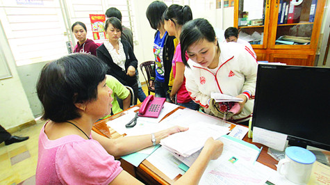 Thí sinh đến chỉnh sửa giấy báo dự thi tại Trường ĐH Sư phạm tp.hcm ngày 28-6 - Ảnh: Như Hùng Thí sinh đến chỉnh sửa giấy báo dự thi tại Trường ĐH Sư phạm tp.hcm ngày 28-6 - Ảnh: Như Hùng