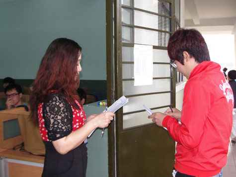 Cán bộ coi thi gọi thí sinh vào phòng thi (Ảnh minh họa) Cán bộ coi thi gọi thí sinh vào phòng thi (Ảnh minh họa)