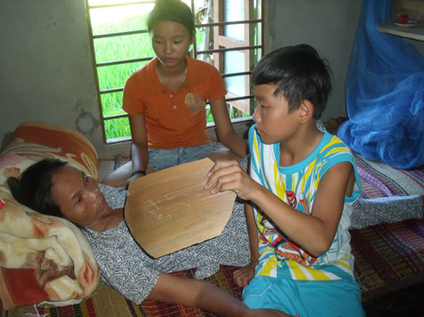 Hai con Phúc và Diễm bên chị Hoa lâm bệnh nặng. Hai con Phúc và Diễm bên chị Hoa lâm bệnh nặng.