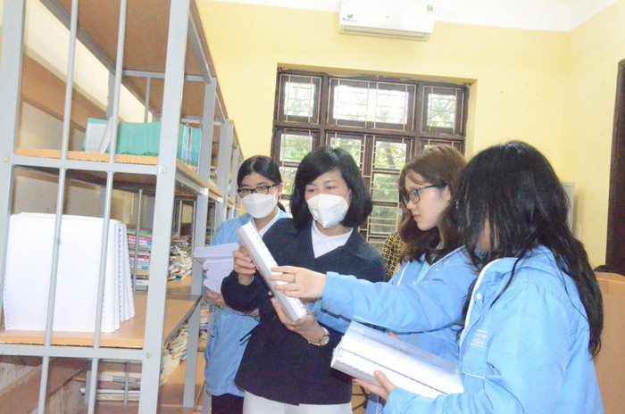 Cô Nguyễn Thị Hải Hà và các bạn học sinh lớp 11 Anh 2, Trường THPT chuyên Trần Phú trao cuốn sách chữ nổi của dự án tặng thư viện Trường nuôi dạy trẻ Khiếm thị Hải Phòng (Ảnh: LT) Cô Nguyễn Thị Hải Hà và các bạn học sinh lớp 11 Anh 2, Trường THPT chuyên Trần Phú trao cuốn sách chữ nổi của dự án tặng thư viện Trường nuôi dạy trẻ Khiếm thị Hải Phòng (Ảnh: LT)