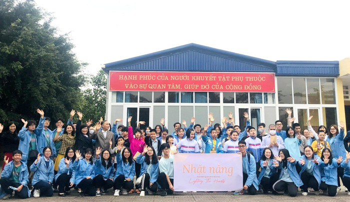 Dự án “Nhặt nắng” góp phần giúp học sinh kém may mắn của Trường nuôi dạy trẻ Khiếm thị Hải Phòng có thêm cơ hội tiếp cận tri thức nhân loại qua những trang sách (Ảnh: LT) Dự án “Nhặt nắng” góp phần giúp học sinh kém may mắn của Trường nuôi dạy trẻ Khiếm thị Hải Phòng có thêm cơ hội tiếp cận tri thức nhân loại qua những trang sách (Ảnh: LT)