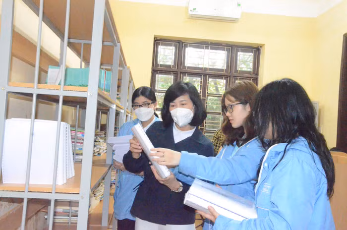 Cô Nguyễn Thị Hải Hà và các bạn học sinh lớp 11 Anh 2, Trường THPT chuyên Trần Phú trao cuốn sách chữ nổi của dự án tặng thư viện Trường nuôi dạy trẻ Khiếm thị Hải Phòng (Ảnh: LT)