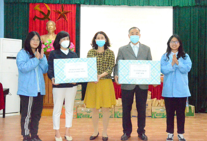 Ban chủ nhiệm dự án “Nhặt nắng 2022” trao quà tặng Trường nuôi dạy trẻ Khiếm thị Hải Phòng (Ảnh: LT) Ban chủ nhiệm dự án “Nhặt nắng 2022” trao quà tặng Trường nuôi dạy trẻ Khiếm thị Hải Phòng (Ảnh: LT)