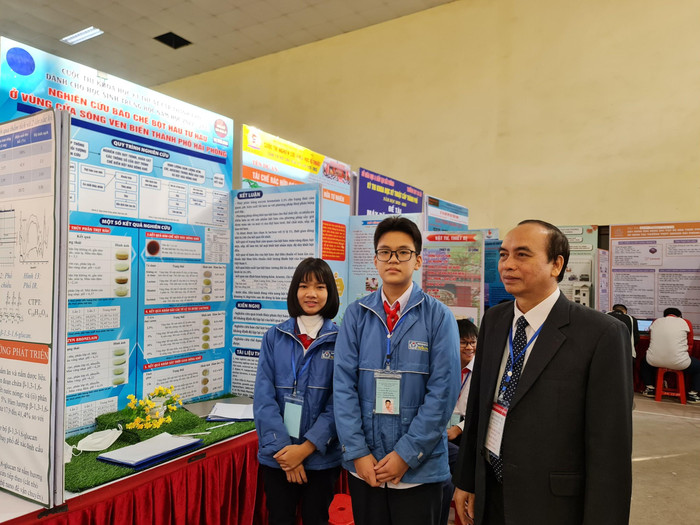 Lãnh đạo Sở Giáo dục và Đào tạo trao đổi, động viên các em học sinh tham dự kỳ thi (Ảnh: Lã Tiến) Lãnh đạo Sở Giáo dục và Đào tạo trao đổi, động viên các em học sinh tham dự kỳ thi (Ảnh: Lã Tiến)