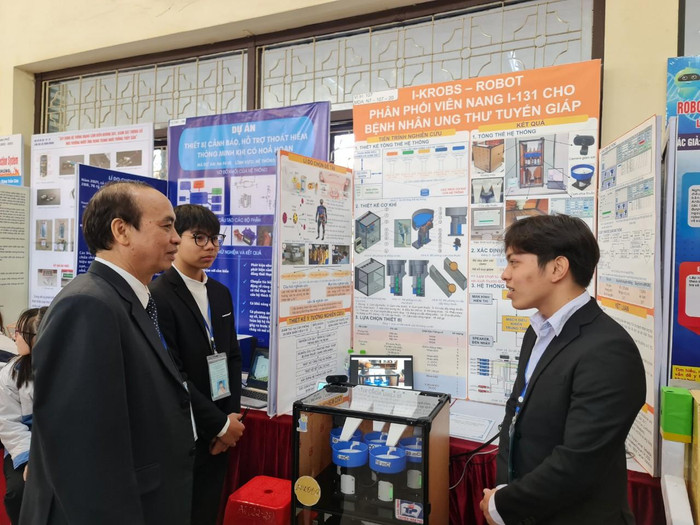 Lãnh đạo Sở Giáo dục và Đào tạo tham quan các gian trưng bày dự án khoa học kỹ thuật (Ảnh: Lã Tiến) Lãnh đạo Sở Giáo dục và Đào tạo tham quan các gian trưng bày dự án khoa học kỹ thuật (Ảnh: Lã Tiến)