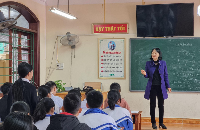 Cô giáo Trương Thị Phường luôn đi đầu trong đổi mới phương pháp giảng dạy (Ảnh: Phạm Linh)