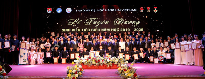 Lễ tuyên dương sinh viên tiêu biểu năm học 2019-2020 (Ảnh: Nhà trường cung cấp) Lễ tuyên dương sinh viên tiêu biểu năm học 2019-2020 (Ảnh: Nhà trường cung cấp)