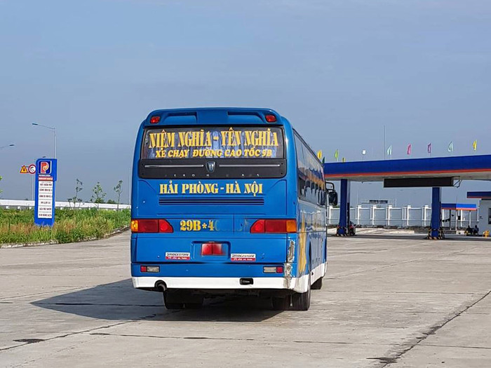 Lực lượng Cảnh sát giao thông lập biên bản xử phạt đối với xe khách Đoàn Xuân