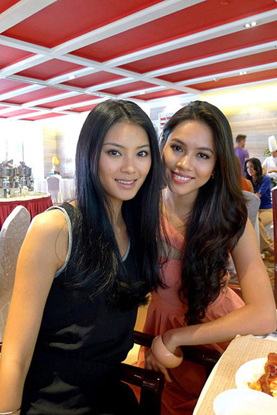 Bức hình Miss World 2012 chụp chung với đại diện Hoàng My của Việt Nam. Bức hình Miss World 2012 chụp chung với đại diện Hoàng My của Việt Nam.