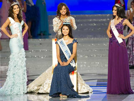 Năm nay, Vu Văn Hà đại diện cho Trung Quốc tham dự đấu trường sắc đẹp Miss World. Cũng mái tóc đen dài, cũng vẻ đẹo ngọt ngào đậm chất Á Đông, cũng đầm dạ hội màu xanh, Vu Văn Hà gợi nhớ người xem tới hình ảnh Trương Tử Lâm 5 năm về trước. Tuy nhiên, rõ ràng nhan sắc của Vu Văn Hà chưa đạt đến độ nổi trội, hay tỏa sáng như đàn chị họ Trương. Năm nay, Vu Văn Hà đại diện cho Trung Quốc tham dự đấu trường sắc đẹp Miss World. Cũng mái tóc đen dài, cũng vẻ đẹo ngọt ngào đậm chất Á Đông, cũng đầm dạ hội màu xanh, Vu Văn Hà gợi nhớ người xem tới hình ảnh Trương Tử Lâm 5 năm về trước. Tuy nhiên, rõ ràng nhan sắc của Vu Văn Hà chưa đạt đến độ nổi trội, hay tỏa sáng như đàn chị họ Trương.