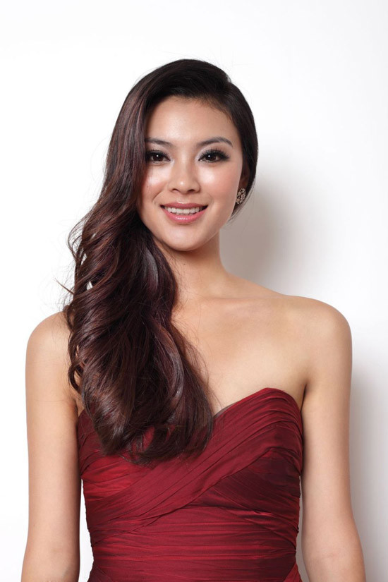 Trong khi đó, Miss World 2012 mang vẻ đẹp nữ tính, ngọt ngào, sang trọng. Trong khi đó, Miss World 2012 mang vẻ đẹp nữ tính, ngọt ngào, sang trọng.