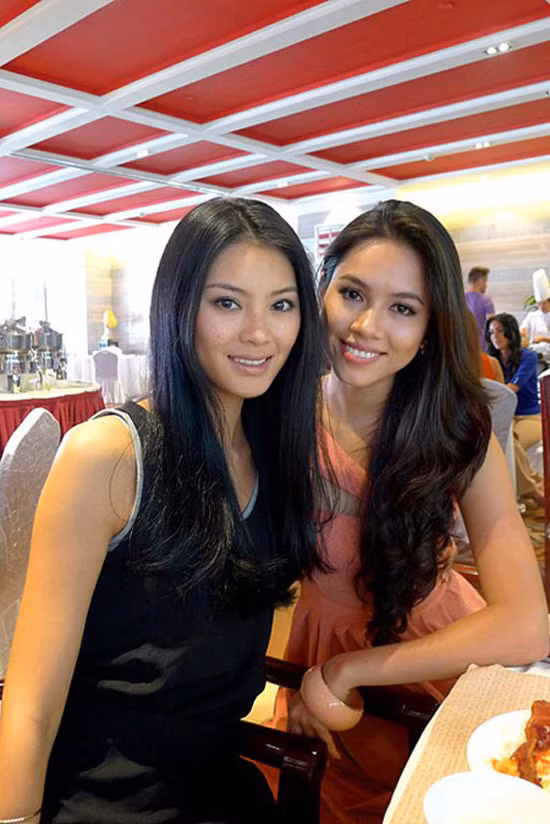 Bức hình Miss World 2012 chụp chung với đại diện Hoàng My của Việt Nam.