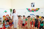 Cô giáo mầm non vừa điều trị ung thư vừa chăm sóc trẻ thơ Cô giáo mầm non vừa điều trị ung thư vừa chăm sóc trẻ thơ