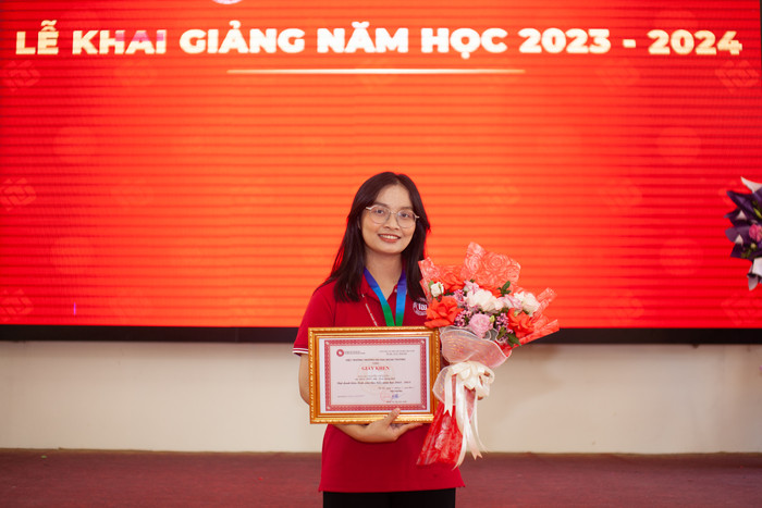 Mặc dù tham gia nhiều hoạt động ở lớp, ở trường nhưng Quyên luôn biết cách sắp xếp thời gian học tập hợp lý, hiệu quả (Ảnh: NVCC) IMG_0197.jpg