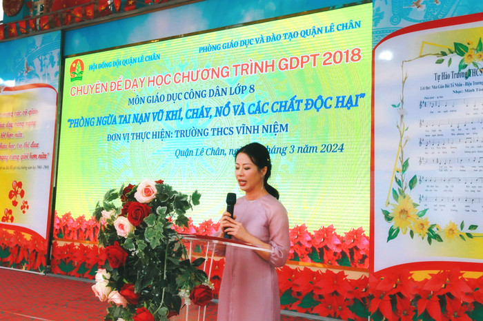 Cô giáo Trần Thị Bích Ngọc – Phó hiệu trưởng Trường Trung học cơ sở Vĩnh Niệm báo cáo đề dẫn chuyên đề (Ảnh: LT) GDVN_thcs-vinh-niem-1.jpeg