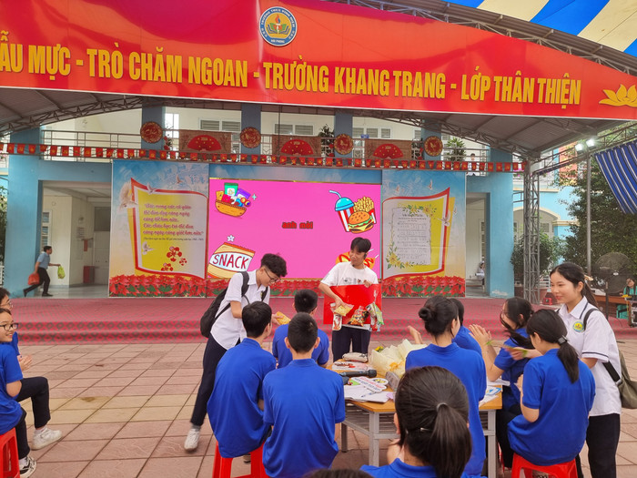 Học sinh được nhận diện các thực phẩm không an toàn cho sức khoẻ (Ảnh: LT) GDVN_thcs-vinh-niem-6.jpg