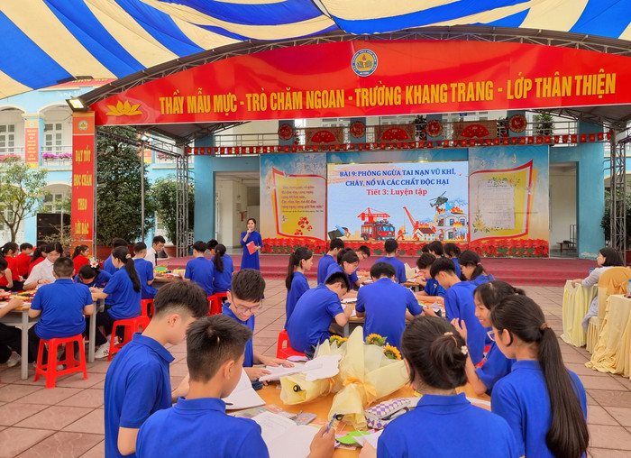 Chủ đề phòng ngừa tai nạn vũ khí, cháy, nổ và các chất độc hại được học sinh hào hứng học tập (Ảnh: LT) GDVN_thcs-vinh-niem-2.jpg
