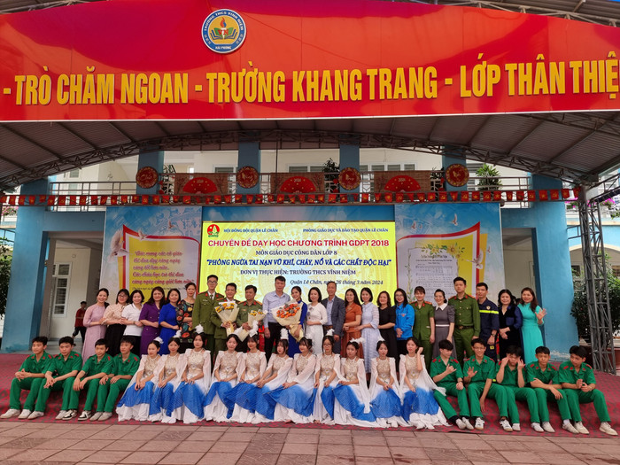 Các đại biểu chụp ảnh lưu niệm (Ảnh: LT) GDVN_thcs-vinh-niem-9.jpg