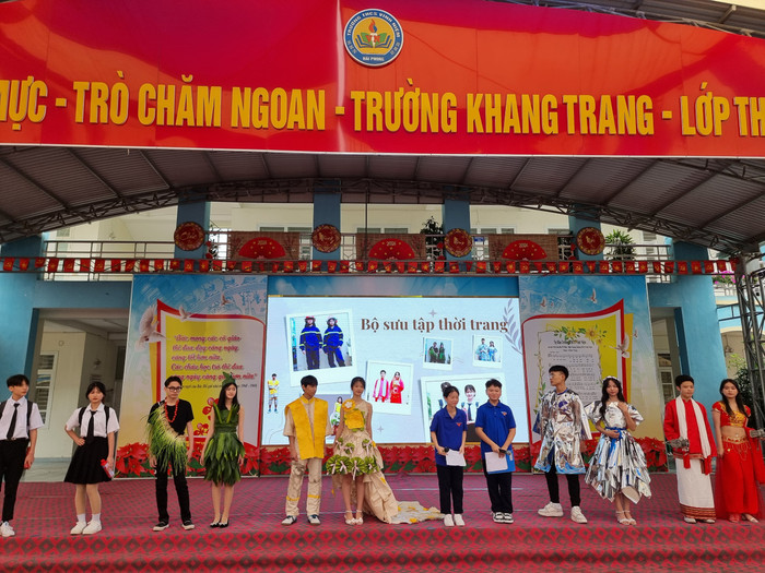 Học sinh trình diễn trang phục phòng cháy chữa cháy (Ảnh: LT) GDVN_thcs-vinh-niem-7.jpg