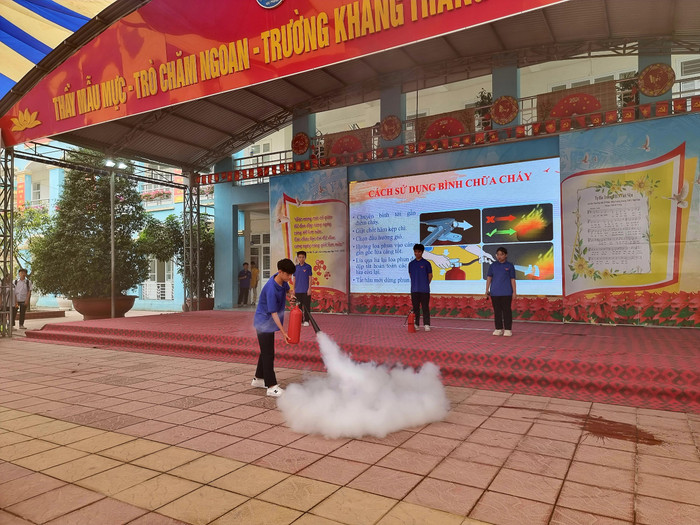 Học sinh luyện tập kỹ năng chữa cháy bằng bình cứu hoả (Ảnh: LT) GDVN_thcs-vinh-niem-5.jpg