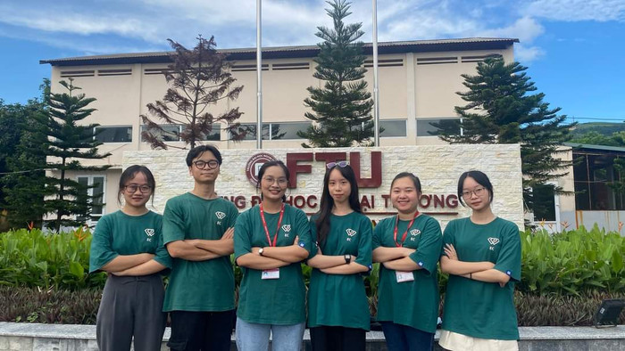Nguyễn Thị Quyên (thứ 3 từ trái sang) cùng các bạn trong lớp K60 Kế toán kiểm toán (Ảnh: NVCC) FB_IMG_1705765651167.jpg