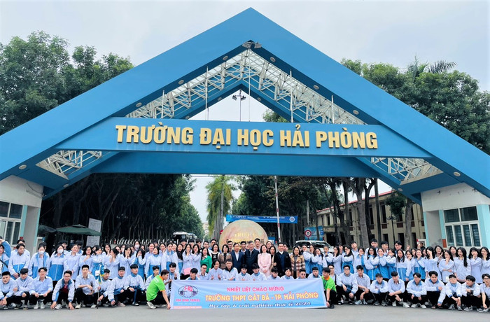 Trường Đại học Hải Phòng đang từng bước thực hiện Nghị quyết số 12-NQ/TU về đổi mới và phát triển Trường Đại học Hải Phòng đến năm 2030, tầm nhìn đến năm 2045 (Ảnh: LT) Đoàn đại biểu LĐ, GV, HS Trường THPT Cát Bà trải nghiệm tại HPUni.jpg