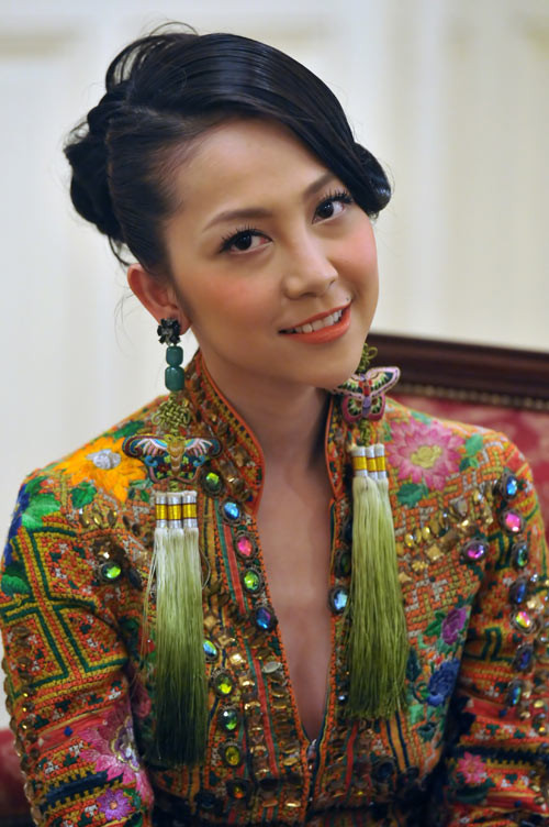 Linh Nga đẹp "khó hiểu" với áo lạ, hoa tai lạ và tóc búi "mợ". So với các lần dự event gần đây, bức hình này chẳng khác nào "Linh Nga của ... 6, 7 năm sau". (Ảnh: internet)