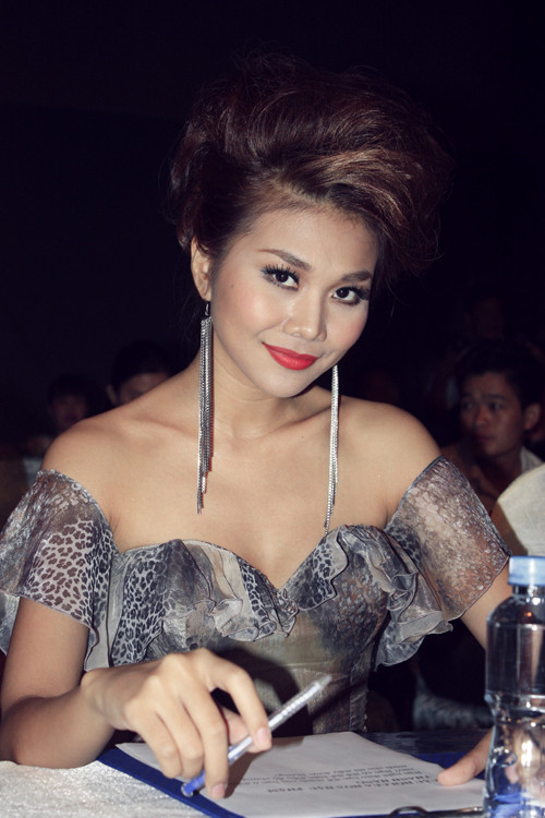 Thanh Hằng bỗng dưng "già" hẳn vì kiểu tóc vấn và chiếc đầm hoa tối màu. Style này thực sự không làm nổi bật nét rạng rỡ, lộng lẫy vốn có của cô. (Ảnh: Internet)