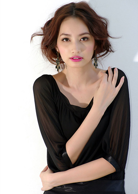 Trúc Diễm xinh tươi là thế, nhưng trong style này cô gầy yếu, "hom hem" lạ. (Ảnh: vietnamnet)